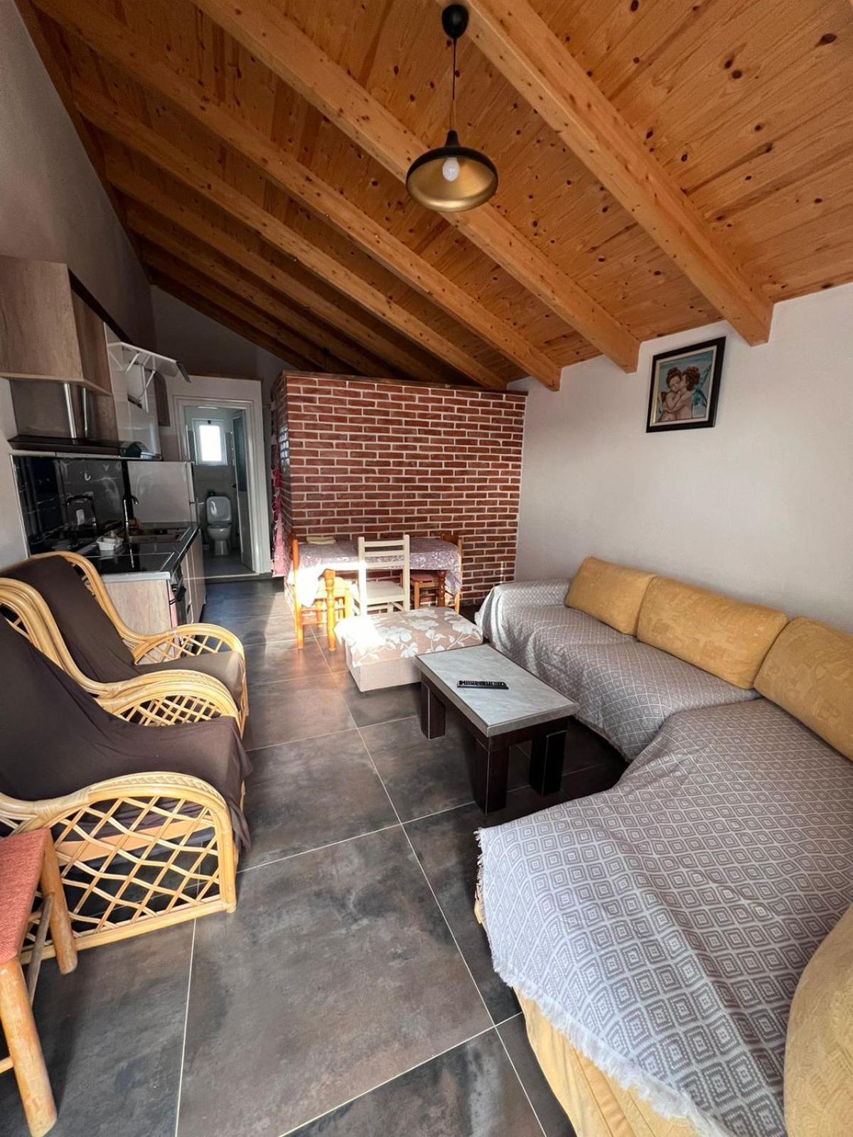Guest Rooms Arbri Влёра Экстерьер фото
